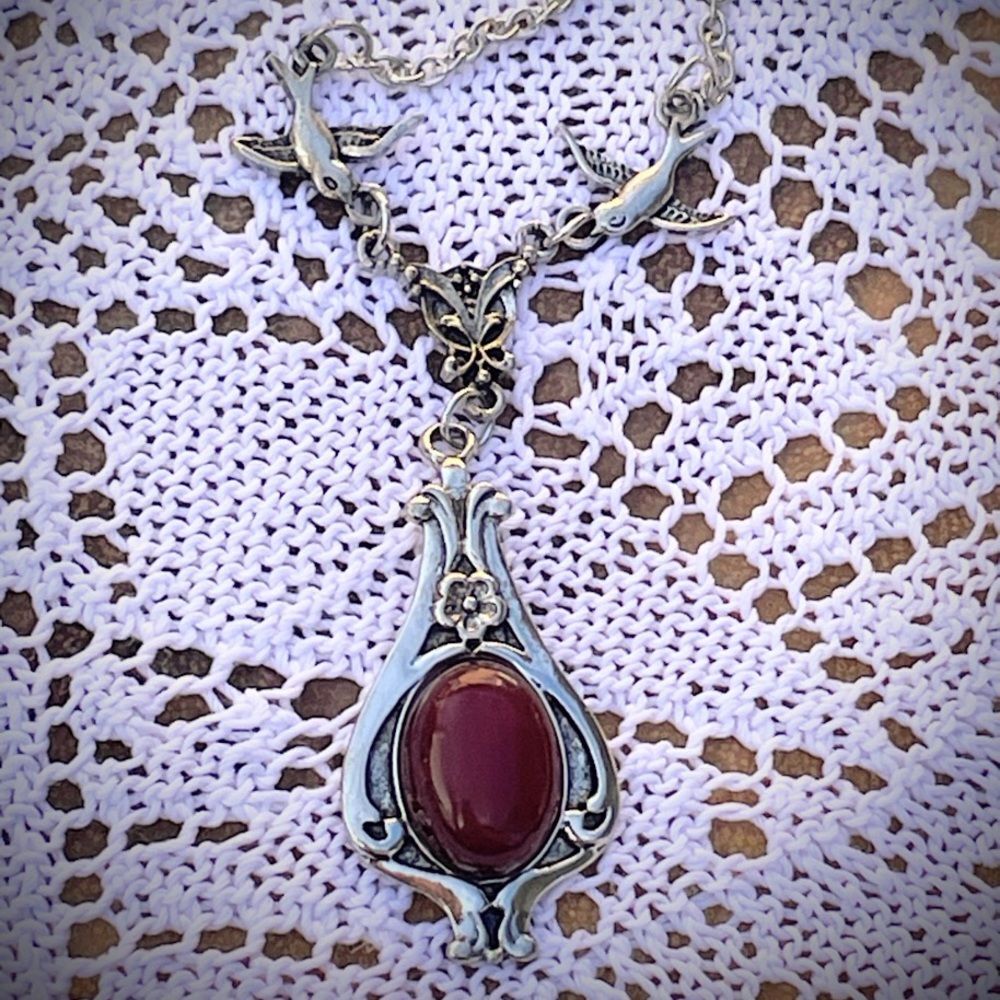 Gorgeous Red Oval Stone Pendant Silver Necklace with Bird detail gift new
